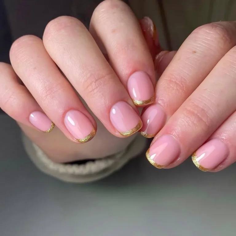 21 Elegant Christmas Nail Ideas