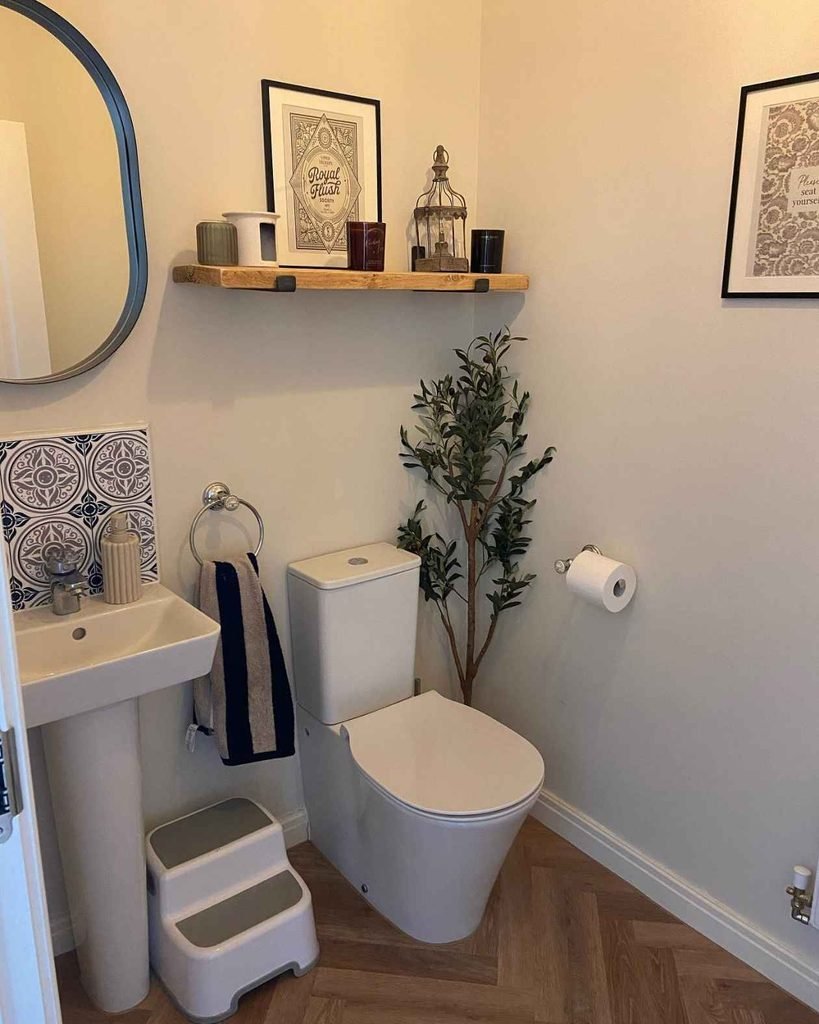 Bringing natural elements into a small toilet room can make the space feel warmer and more inviting. This design combines soft neutral walls, wooden flooring, and a touch of greenery to create a calm and comfortable atmosphere.
