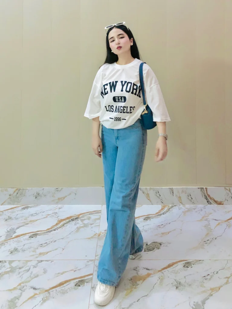 Oversized Graphic T-Shirt with Light-Wash Wide-Leg Jeans 